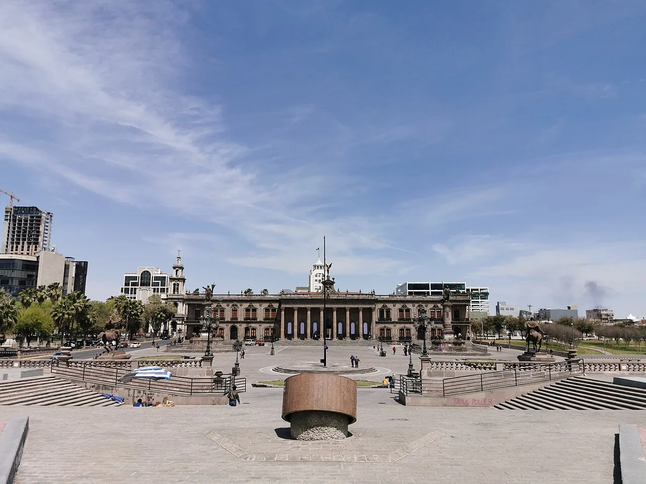 Explanada de los Héroes and the Palacio de Gobierno seen from the Macroplaza, Monterrey.