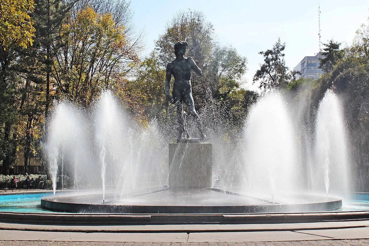Fountain with a replica of Michelangelo's David in Plaza Río de Janeiro, Colonia Roma.